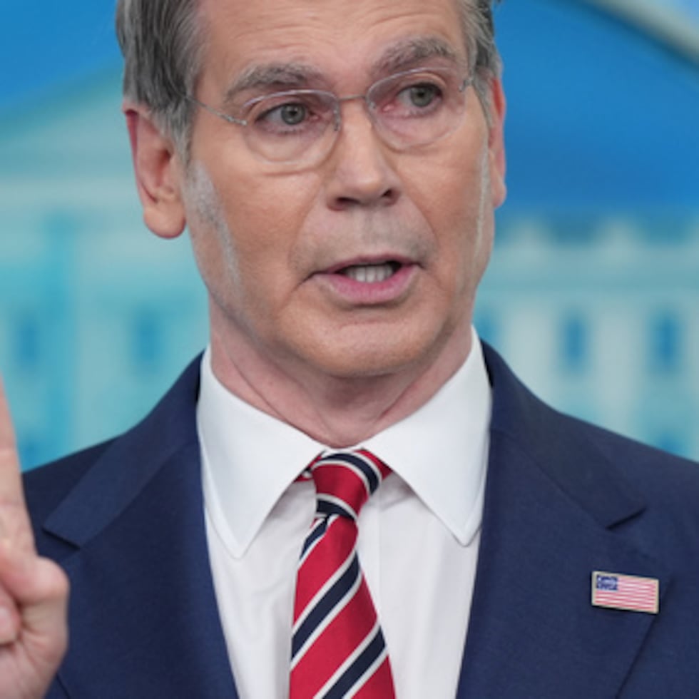 El secretario del Tesoro, Scott Bessent, habla con los periodistas en la Sala de Prensa James Brady de la Casa Blanca, el miércoles 15 de abril de 2026, en Washington.