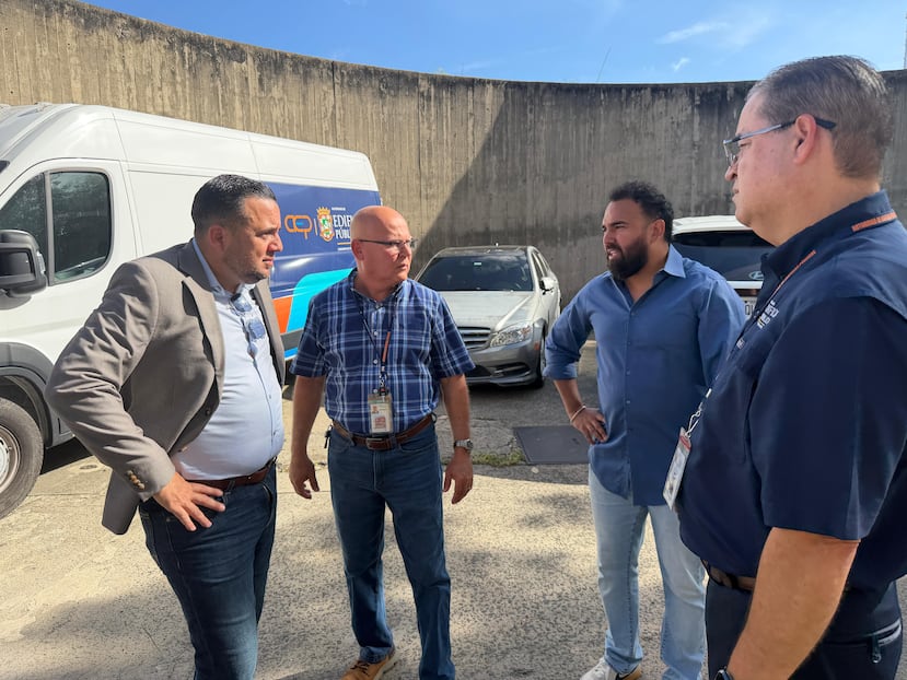 El director de la Autoridad de Edificios Públicos, Félix Lasalle (izquierda), aseguró que ninguna persona resultó afectada por el incidente.