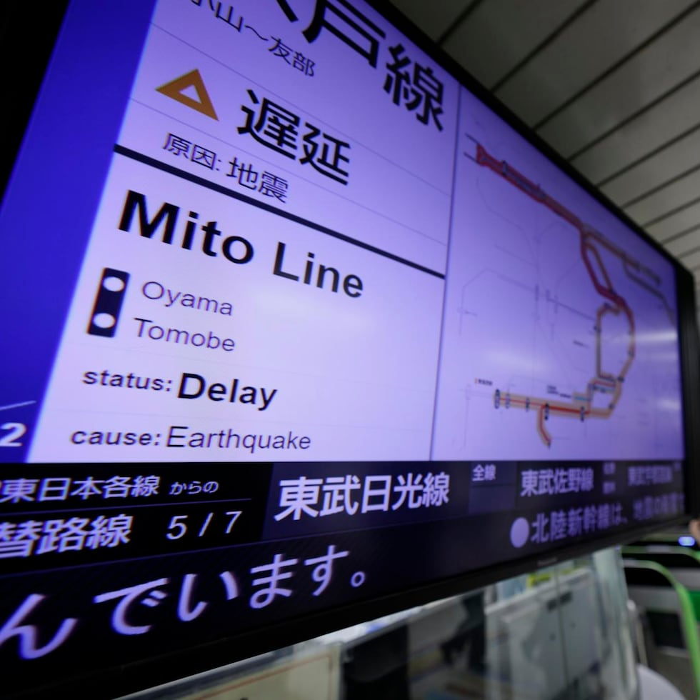 Una pantalla anuncia interrupciones en el servicio de trenes tras un terremoto en una estación de tren de Tokio, Japón, el 16 de junio de 2026. Un terremoto preliminar de magnitud 5,5 sacudió el este de Japón, incluyendo Tokio y sus alrededores, causando interrupciones en los servicios de transporte. No se emitió alerta de tsunami y no se reportaron daños importantes ni heridos de inmediato.