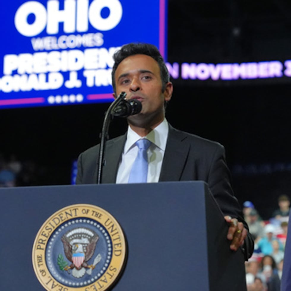 El presidente Donald Trump escucha al candidato a gobernador Vivek Ramaswamy mientras este pronuncia un discurso en un mitin electoral celebrado en Ohio.