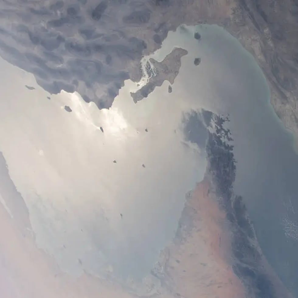 Por siglos, el Estrecho de Ormuz (Hormuz, en inglés), que conecta el Golfo Pérsico con el Golfo de Omán y a su vez, con el Mar de Arabia y el Océano Índico, ha jugado un papel crítico a nivel comercial. Según la Agencia de Información de Energía de Estados Unidos (EIA, en inglés), el 21% del crudo que se comercia en todo el mundo pasa por Ormuz. En la foto, una vista desde el espacio tomada en abril de 2021 y divulgada por la Agencia Nacional de Aeronáutica y Espacio de Estados Unidos. (NASA, https://www.nasa.gov/image-article/strait-of-hormuz/)