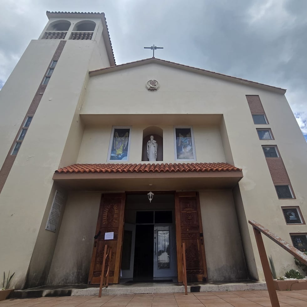 El incendio de dos templos, uno evangélico y otro católico, en el casco urbano de Adjuntas. En la foto, Parroquia San Joaquín y Santa Ana.