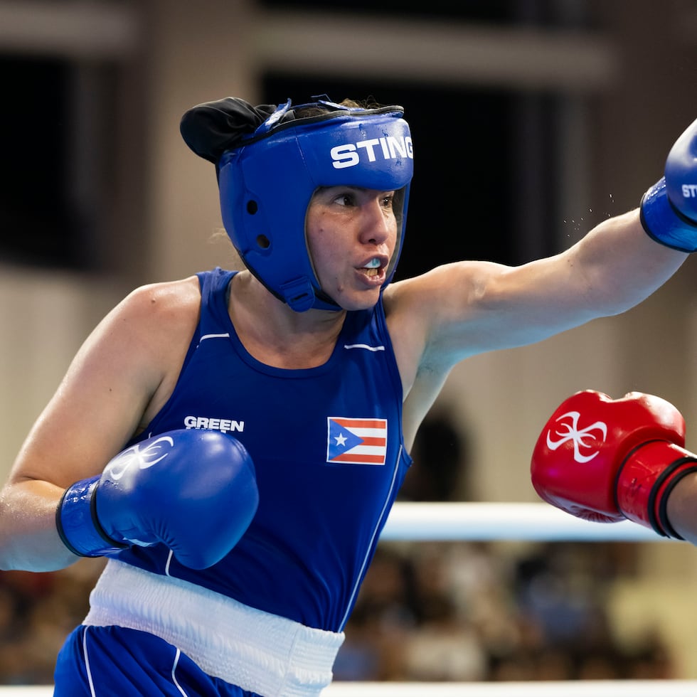 Stephanie Piñeiro pega una recta izquierda a la colombiana Shirleidis Orozco.