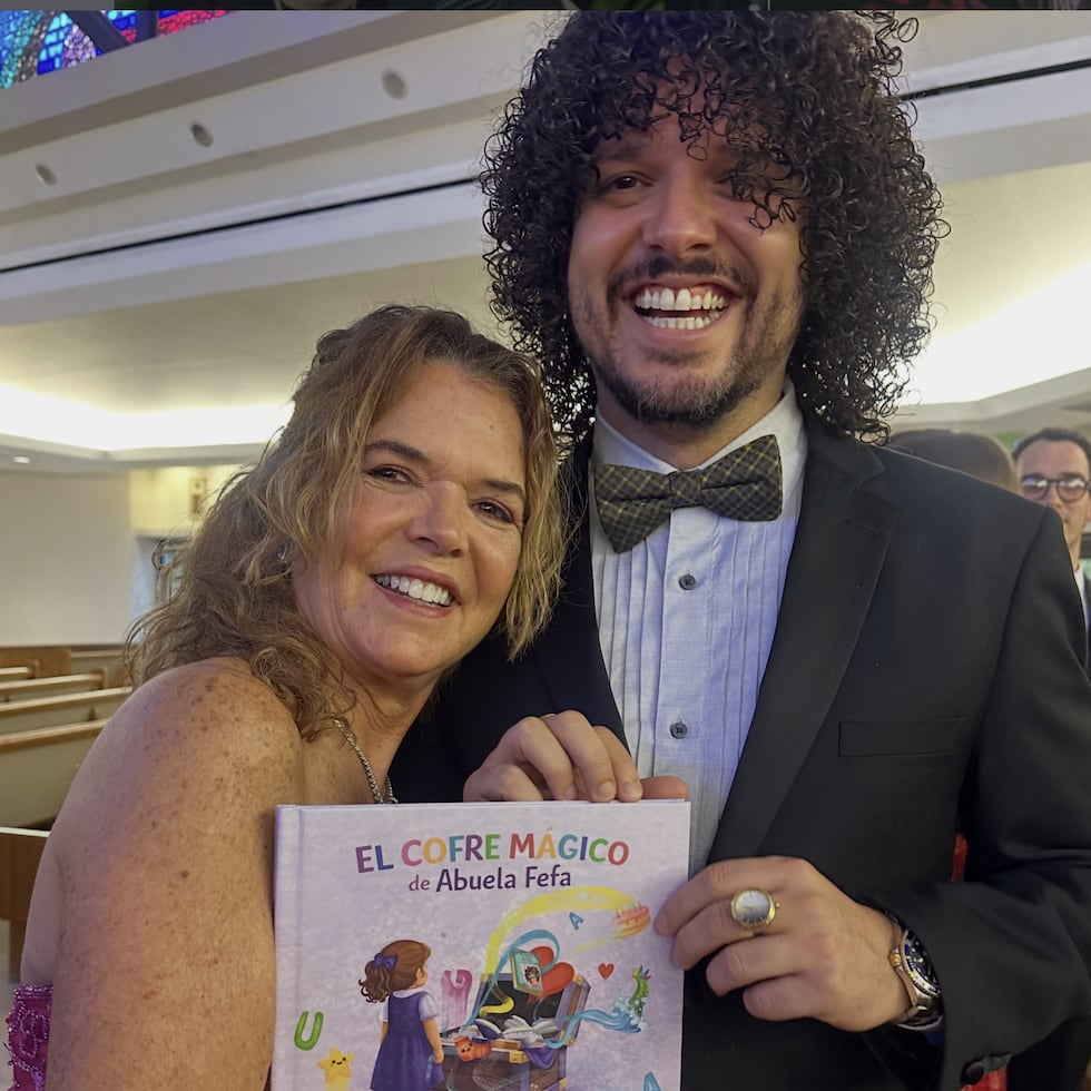 PJ Sin Suela compartió una foto junto a su madre Frances Bragan-Valldejuly donde muestra el nuevo libro infantil. (Instagram)