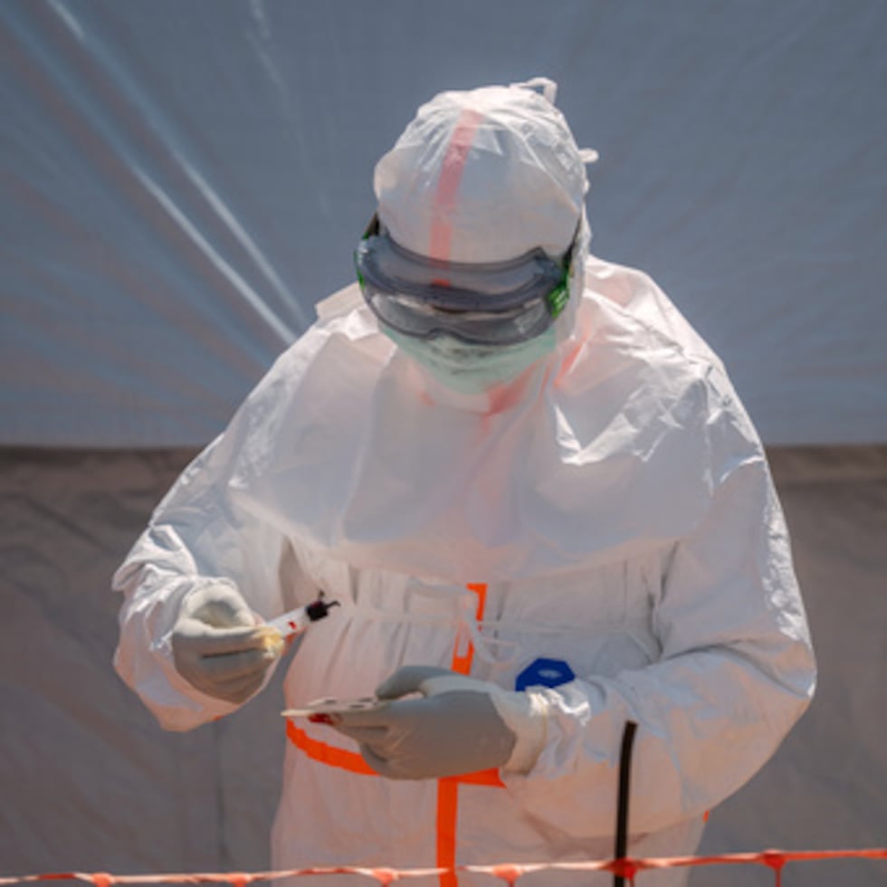 Un trabajador sanitario prepara la muestra de sangre de un paciente para su análisis en el Hospital General de Bunia, el jueves 11 de junio de 2026, en Bunia, República Democrática del Congo. (Foto AP/Moses Sawasawa, archivo)