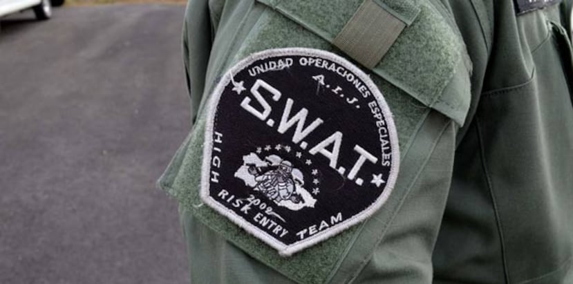 Agentes de SWAT tuvieron que entrar al complejo de vivienda. (Archivo)