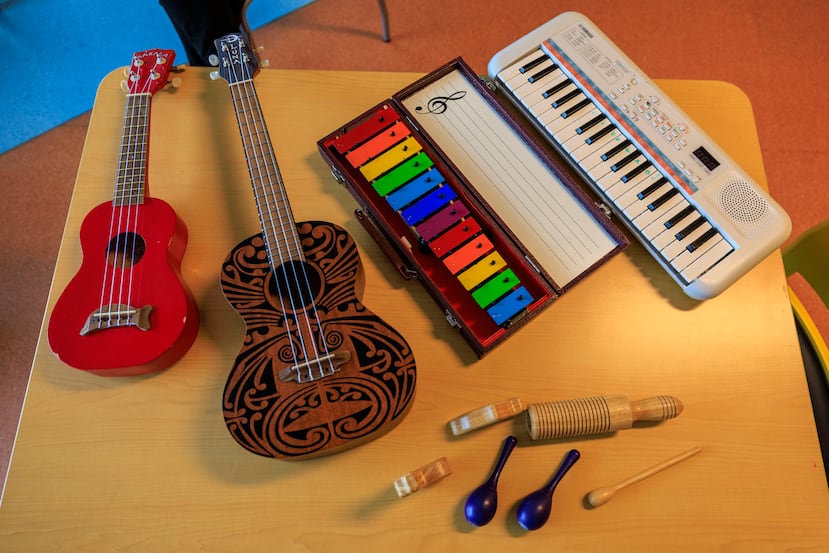 La joven utiliza múltiples instrumentos para ofrecer tratamientos musicales en una unidad pediátrica.
