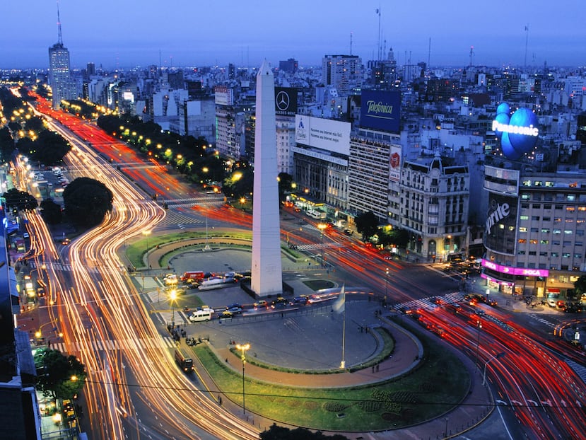 La Avenida 9 de Julio en Buenos Aires, Argentina, se le califica como “el bulevar más ancho del mundo” pues cuenta con 16 carriles en algunos puntos.