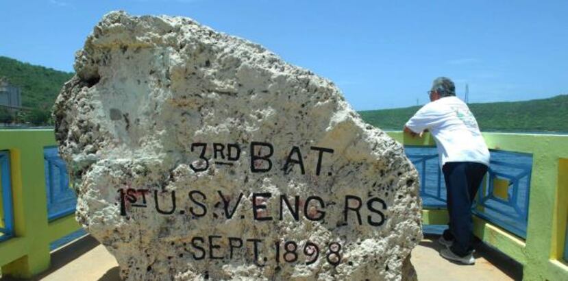 Piedra conmemorativa de la invasión de 1898 en el malecón. (archivo)