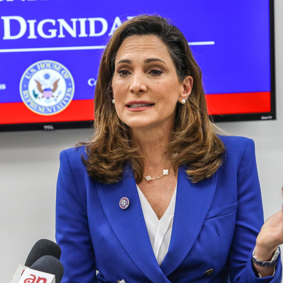 La congresista María Elvira Salazar respaldó en 2021 el proyecto pro estadidad del demócrata Darren Soto y la entonces comisionada, Jenniffer González.