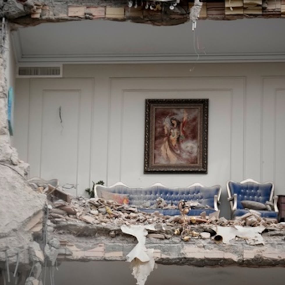 Escombros cubren los muebles de un salón destruido en un edificio residencial golpeado por un ataque de la campaña militar de Estados Unidos e Israel, en Teherán.