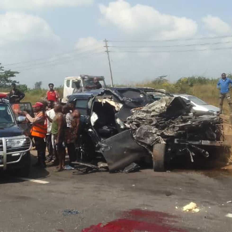 En esta foto proporcionada por el Cuerpo Federal de Seguridad Vial, la gente se reúne en la escena del accidente del boxeador británico Anthony Joshua en Lagos, Nigeria, el lunes 29 de diciembre de 2025.