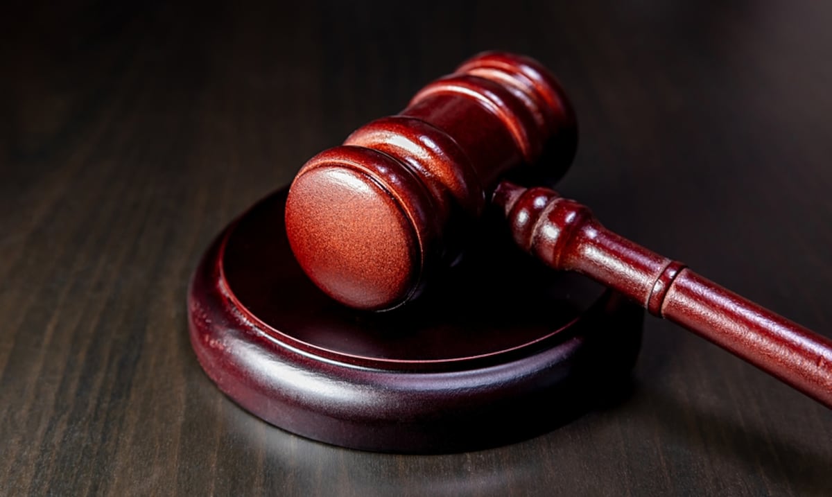 Causa para arresto contra contratista que cobró $98,000 y desapareció sin completar obra