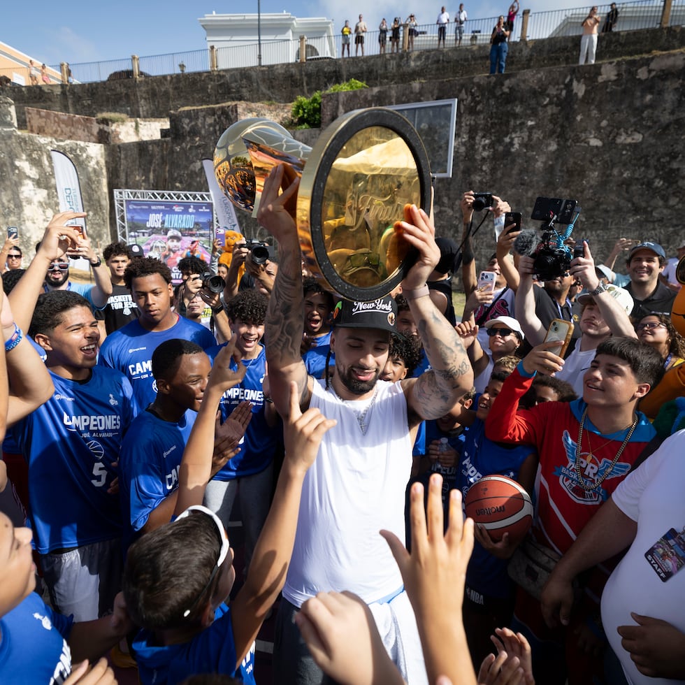 De Brooklyn a La Perla, así llegó José Alvarado para impartir unas clínicas de baloncesto al reconocido barrio en El Viejo San Juan, donde fue recibido por niños y jóvenes entusiastas.