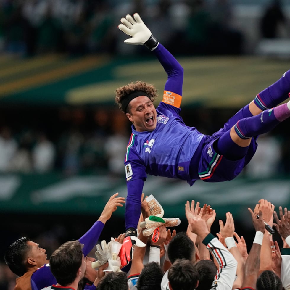 El portero de México, Guillermo Ochoa (13), es celebrado por su equipo tras el partido de fútbol del Grupo A de la Copa del Mundo entre Chequia y México en Ciudad de México.
