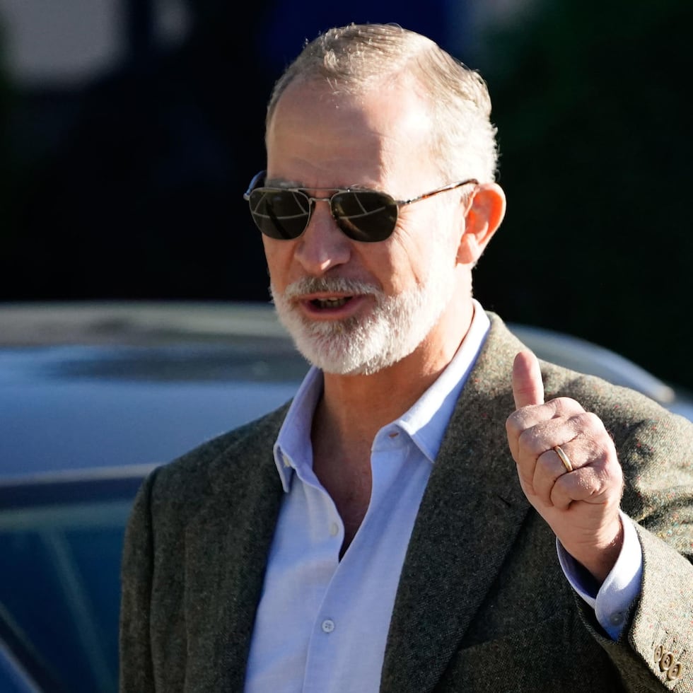 El rey Felipe VI saluda a los medios tras abandonar este domingo la clínica de Oviedo (norte) donde anoche fue sometido a una operación de cataratas en su ojo izquierdo.