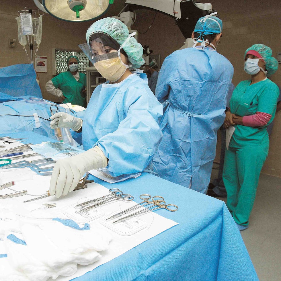 El problema no se limita a la cirugía vascular. En múltiples especialidades médicas y quirúrgicas, pacientes de toda la isla deben recorrer largas distancias para recibir atención, ya sea porque los servicios no existen en su región o porque la capacidad disponible es insuficiente, escribe el doctor Rafael Santini Domínguez.