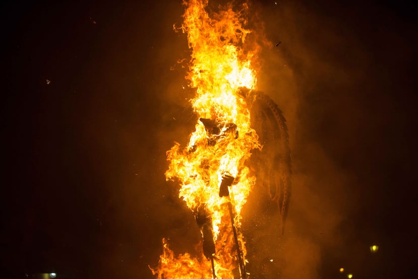 Miles de personas se aglutinaron hoy a la salida de la ciudad colonial de La Antigua, en Guatemala, para ver arder a un demonio, "el diablo", e iniciar así las fiestas navideñas con el espíritu limpio. (Agencia EFE)