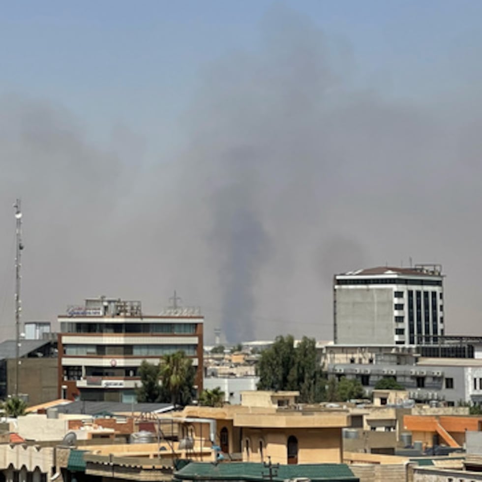 Columnas de humo negro marcan el lugar donde se produjeron explosiones cerca de una base militar que alberga a tropas estadounidenses en la ciudad de Irbil, en el norte de Irak, el 24 de julio.