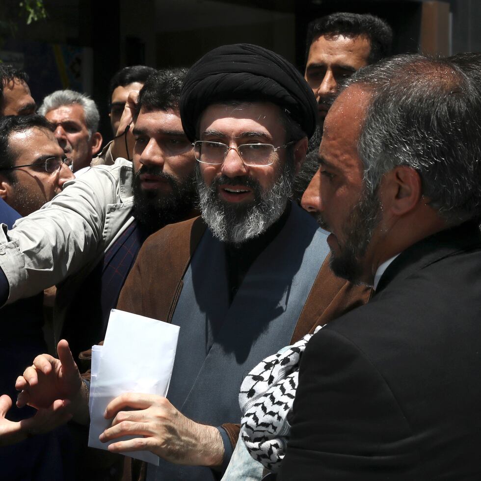 Mojtaba Jameneí (centro), hijo del difunto ayatolá de Irán Ali Jameneí, durante la celebración anual del Quds, o Día de Jerusalén, en Teherán, Irán.