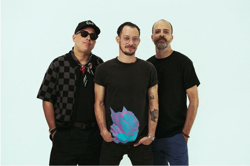 De izquierda a derecha, los artistas Nelson Selek, Keenan Fermaintt y Luis Jaime Betancourt.