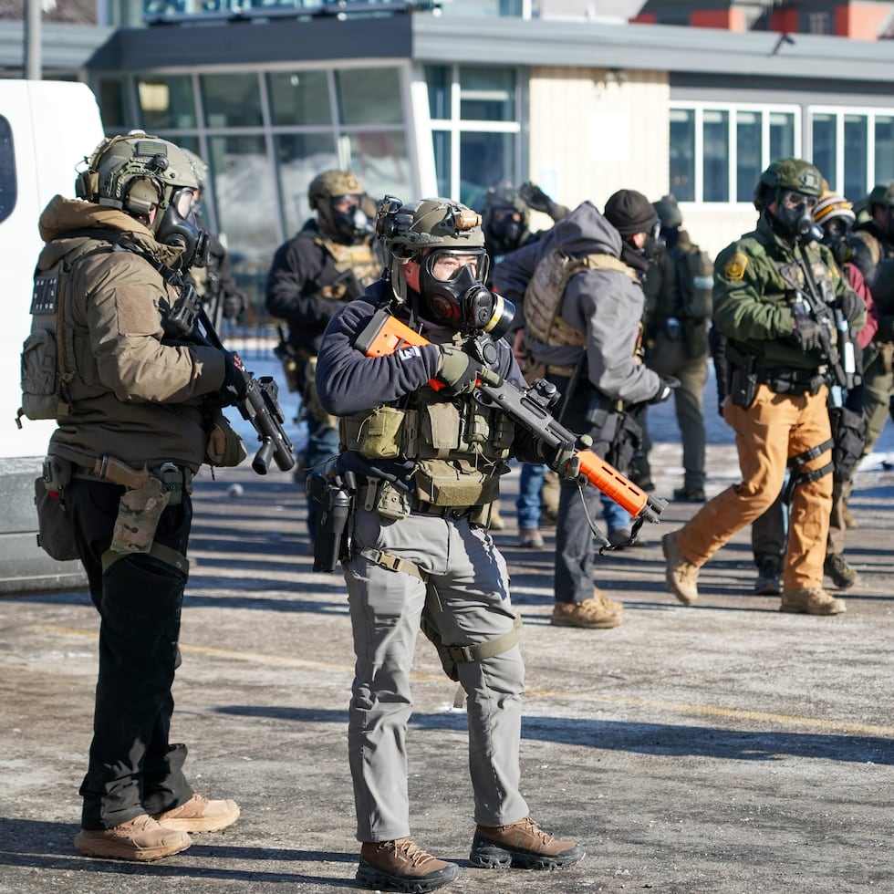 Agentes de inmigración durante un enfrentamiento reciente en Minneapolis con opositores a la movilización de ICE.