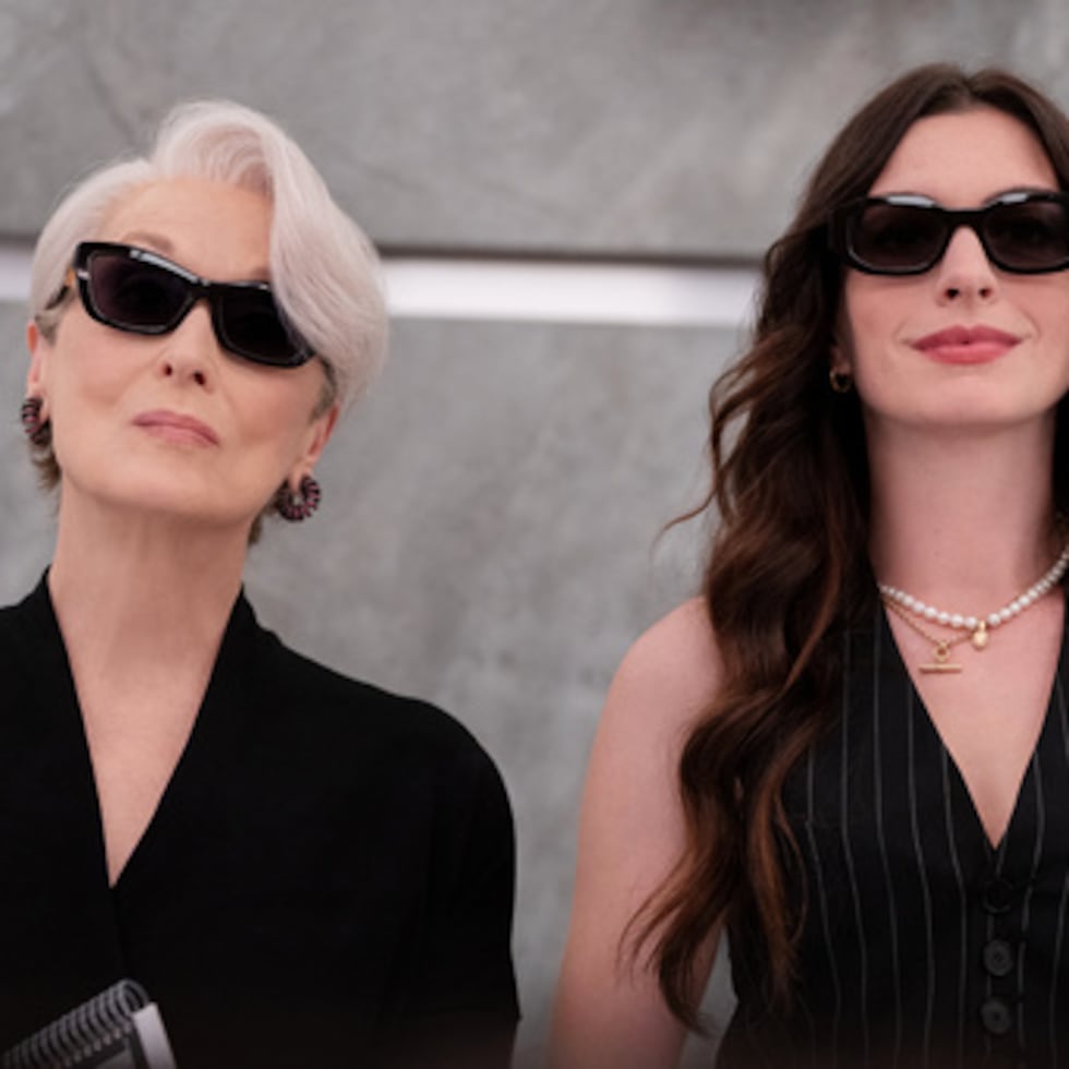 Meryl Streep, izquierda, y Anne Hathaway en una escena de "El diablo viste de Prada 2". (Macall Polay/20th Century Studios vía AP)