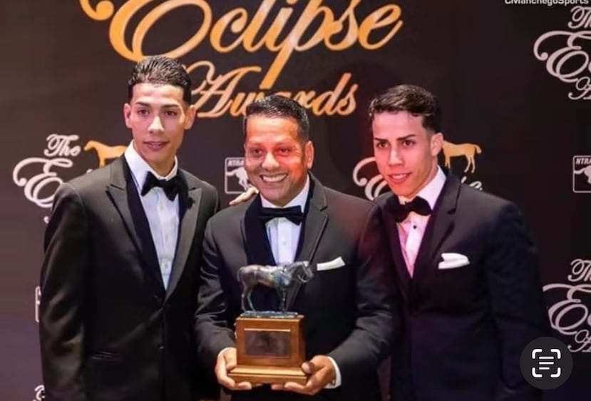 Irad Ortiz, padre, junto a sus hijos, los destacados jinetes Irad, hijo (derecha), y José Luis (izquierda), durante una premiación de los Eclipse Awards.