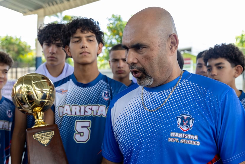 Julio Rosa Montañez, entrenador de los equipos femenino y masculino de la categoría juvenil de voleibol.