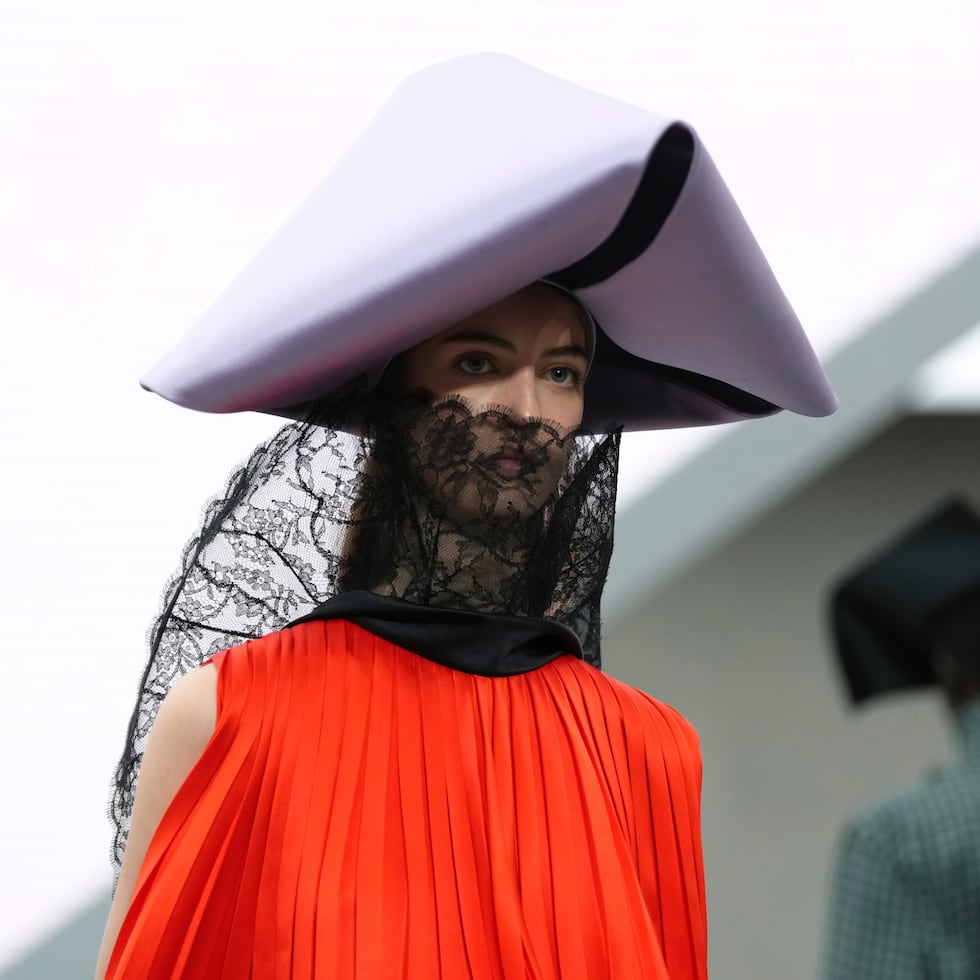 En el terreno de tejidos, el vaquero o denim no ha faltado, sobre todo en faldas cortas y pantalones, ni tampoco el encaje.