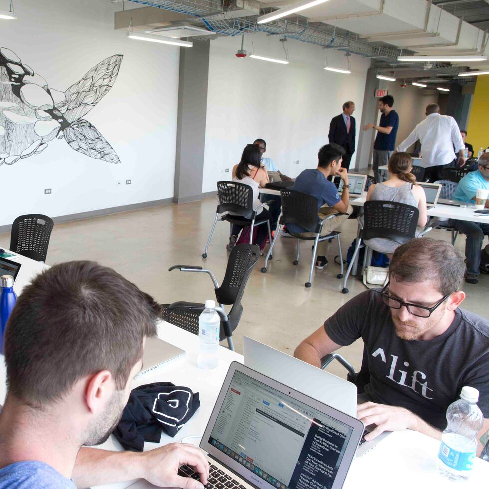 Programas como parallel18, Grupo Guayacán o iniciativas de Bravo Family Foundation organizan Demo Days, donde los emprendedores presentan sus proyectos a posibles inversionistas.