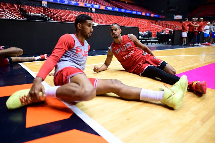 Jezreel De Jesús junto a Gian Clavell durante una práctica de la Selección Nacional en 2022.