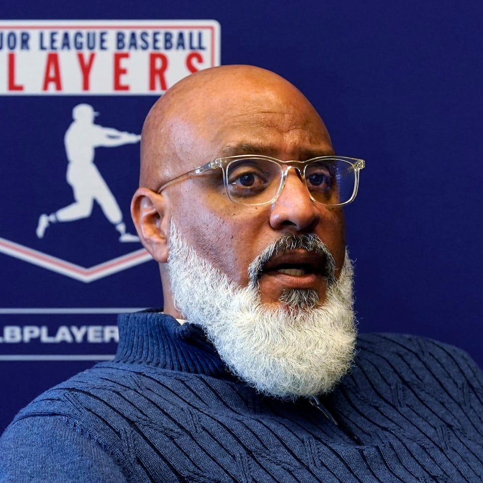 Tony Clark, director ejecutivo de la asociación de peloteros de las Grandes Ligas, durante una rueda de prensa en Nueva York, el 11 de marzo de 2022. (AP Foto/Richard Drew)