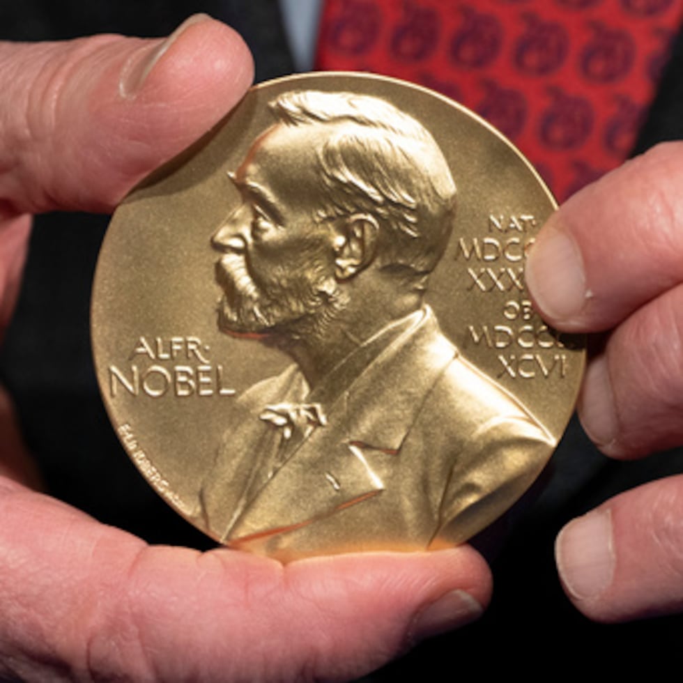 ARCHIVO - Primer plano de una medalla del Premio Nobel en los Institutos Nacionales de Salud (NIH) de Bethesda, Maryland, el 8 de diciembre de 2020. (Foto AP/Jacquelyn Martin, archivo)