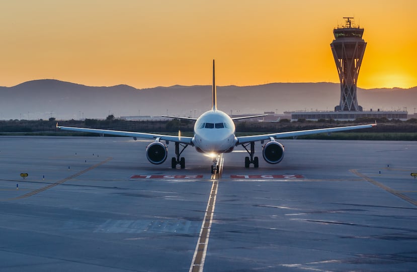 Un avión en el aeropuerto de Barcelona.
