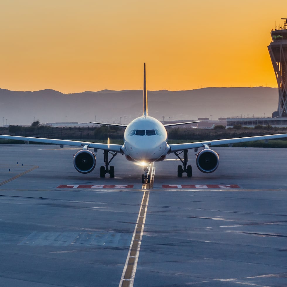 Un avión en el aeropuerto de Barcelona.