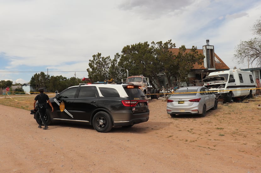 La policía estatal de Nuevo México acudió a una vivienda en Mountainair, Nuevo México, donde, según las autoridades, varias personas fallecieron el miércoles 20 de mayo de 2026 y más de una docena de socorristas estuvieron expuestos a una sustancia desconocida y posteriormente recibieron atención médica en un hospital. (Foto AP/Savannah Peters)