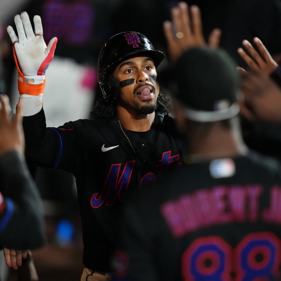 Francisco Lindor celebra su jonrón en la séptima entrada contra los Marlins en el dugout de los Mets