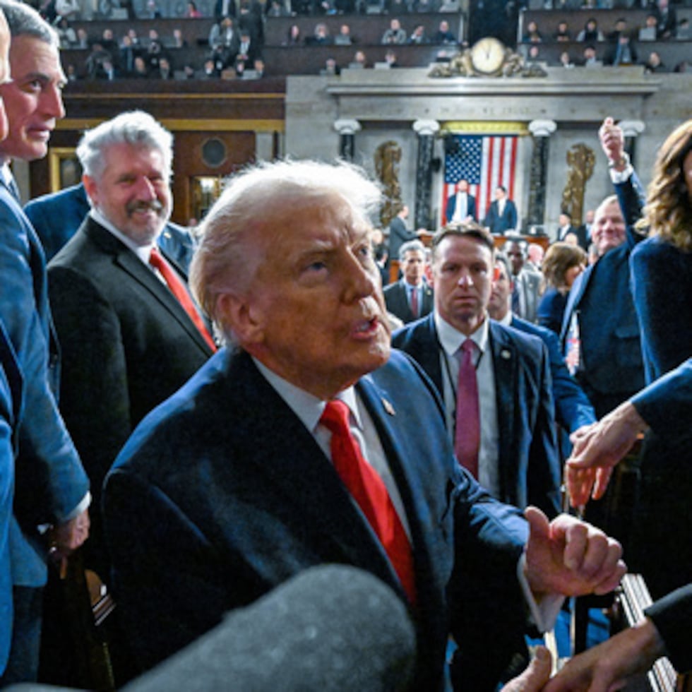 El presidente Donald Trump sale de la Cámara de Representantes tras pronunciar el discurso sobre el Estado de la Unión ante una sesión conjunta del Congreso en la Cámara de Representantes del Capitolio de Estados Unidos en Washington, el martes 24 de febrero de 2026. (Kenny Holston/The New York Times vía AP, Pool)