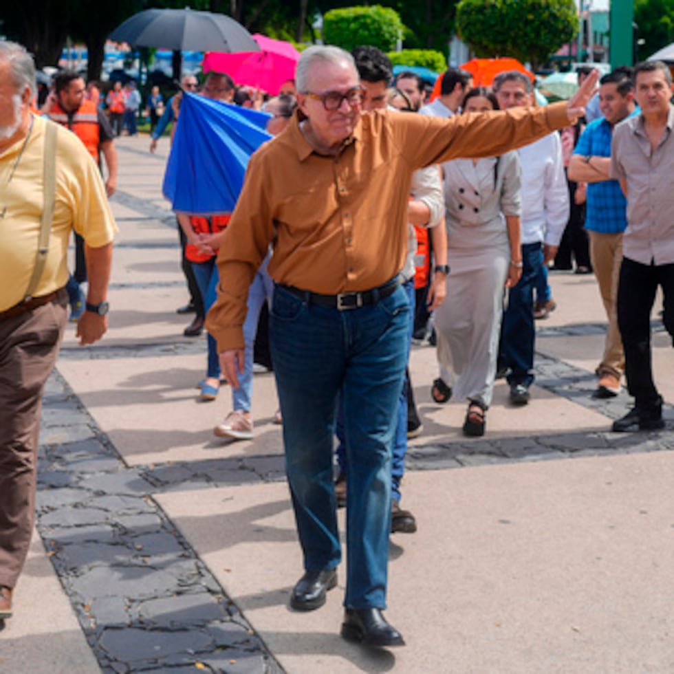El gobernador del estado de Sinaloa, Rubén Rocha, saluda mientras participa en un simulacro anual de terremoto en Culiacán, México, el 19 de septiembre de 2024.