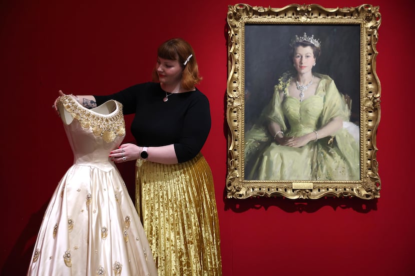 La exposición, que abrirá este 10 de abril y podrá ser vista hasta el próximo 18 de octubre, reúne unas 200 piezas, entre ellas abrigos, vestidos de día y de noche, así como guantes, zapatos, pamelas, sus legendarios minibolsos, joyas y tiaras.