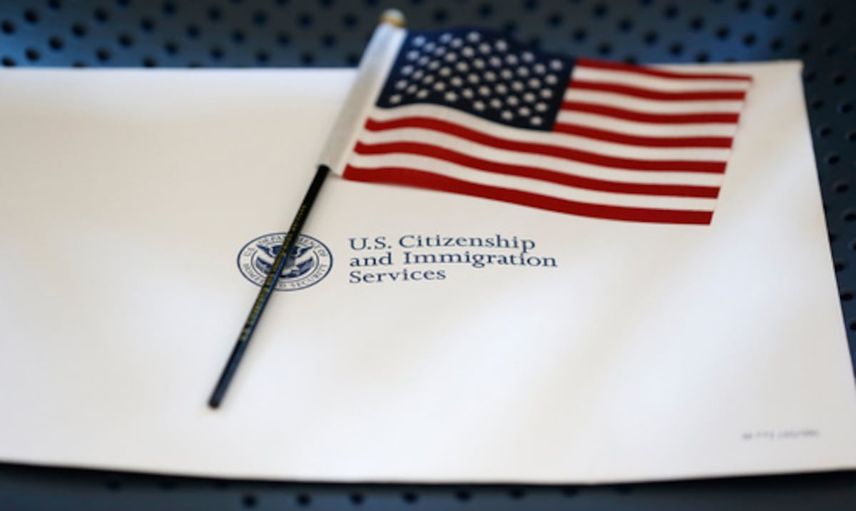La administración de Donald Trump obligará a extranjeros en Estados Unidos a solicitar la tarjeta verde fuera del país