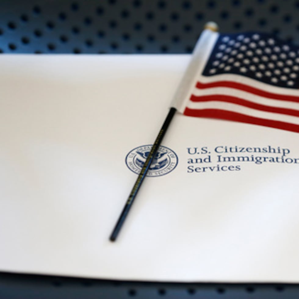 Un paquete de información y una bandera estadounidense se colocan en una silla en la Oficina de Campo de Miami de los Servicios de Ciudadanía e Inmigración de los Estados Unidos.