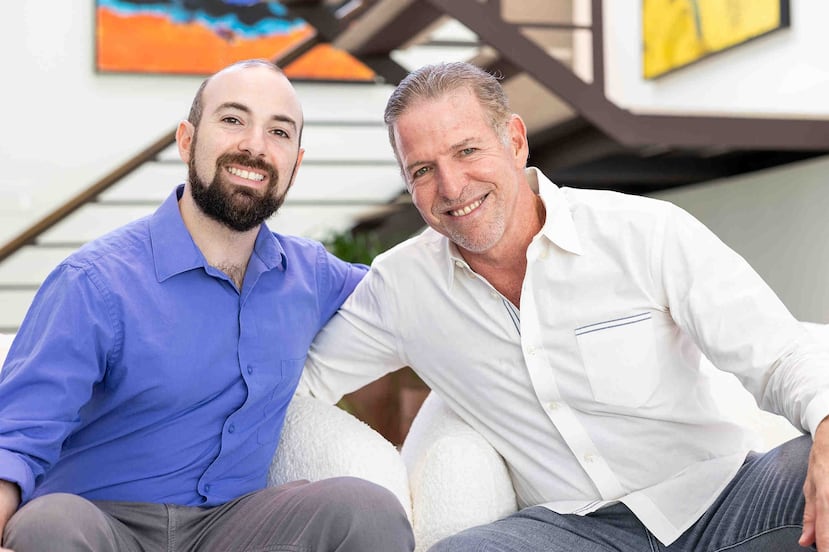 Bryan Shames, presidente y principal oficial ejecutivo de Rooms To Go junto a su hijo Kevin.