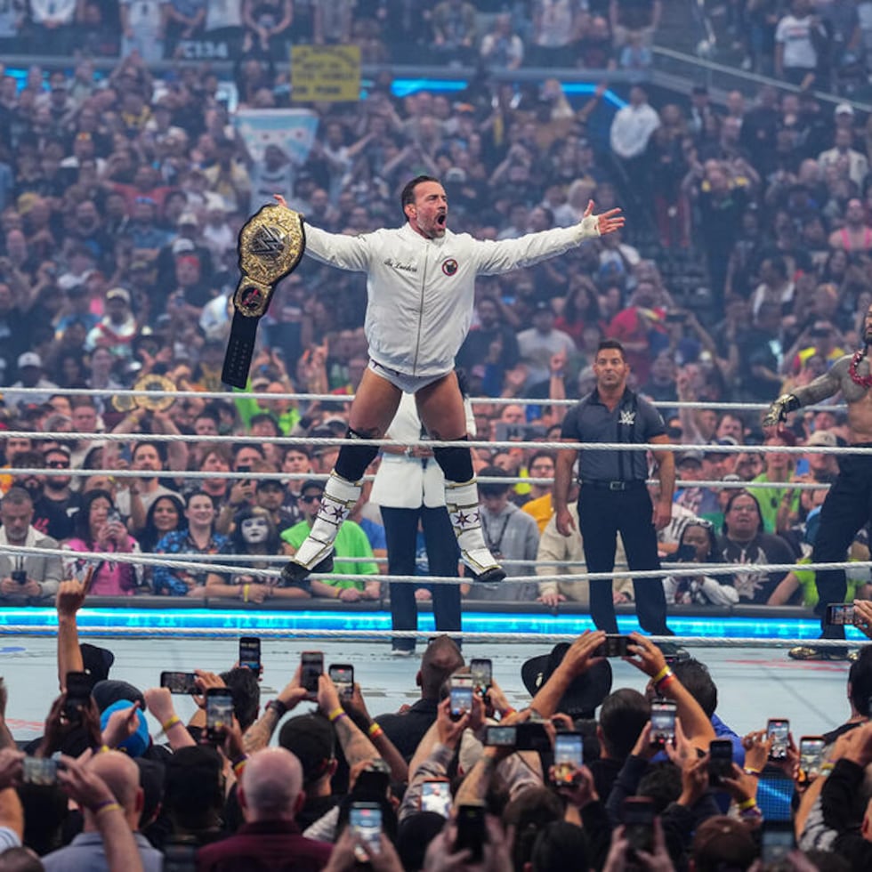 CM Punk hace su entrada al cuadrilátero en Las Vegas previo a su choque ante Roman Reings.