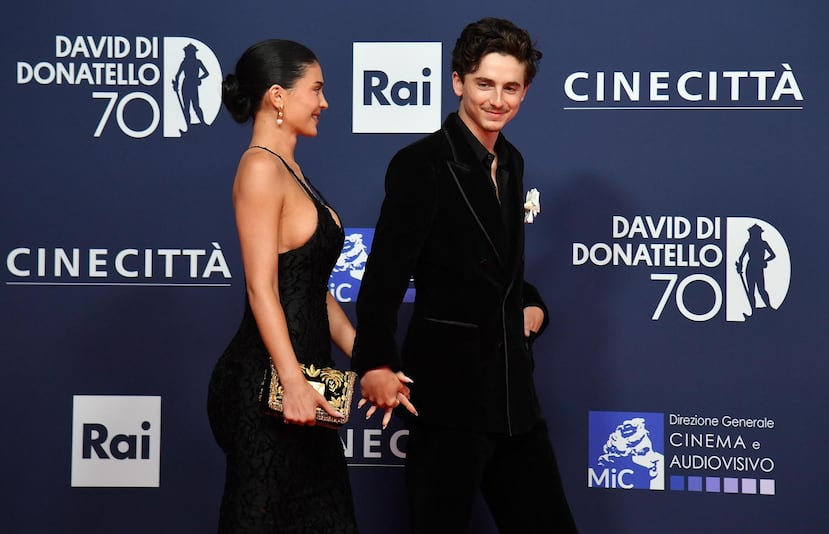 The couple was smiling on the carpet of the event.