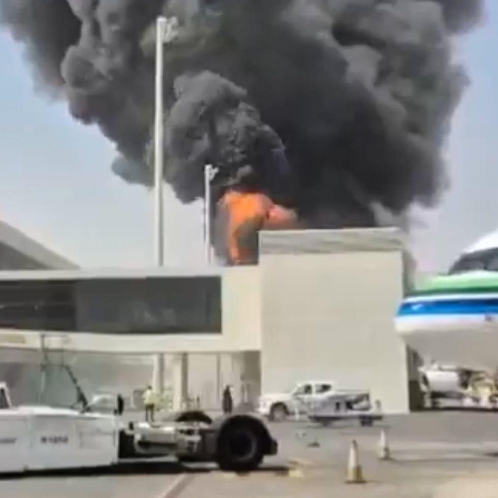 Esta imagen, tomada de un video obtenido y verificado por la AP, muestra una columna de humo negro y llamas que se elevan debido a un incendio en el Aeropuerto Internacional Rey Jalid.
