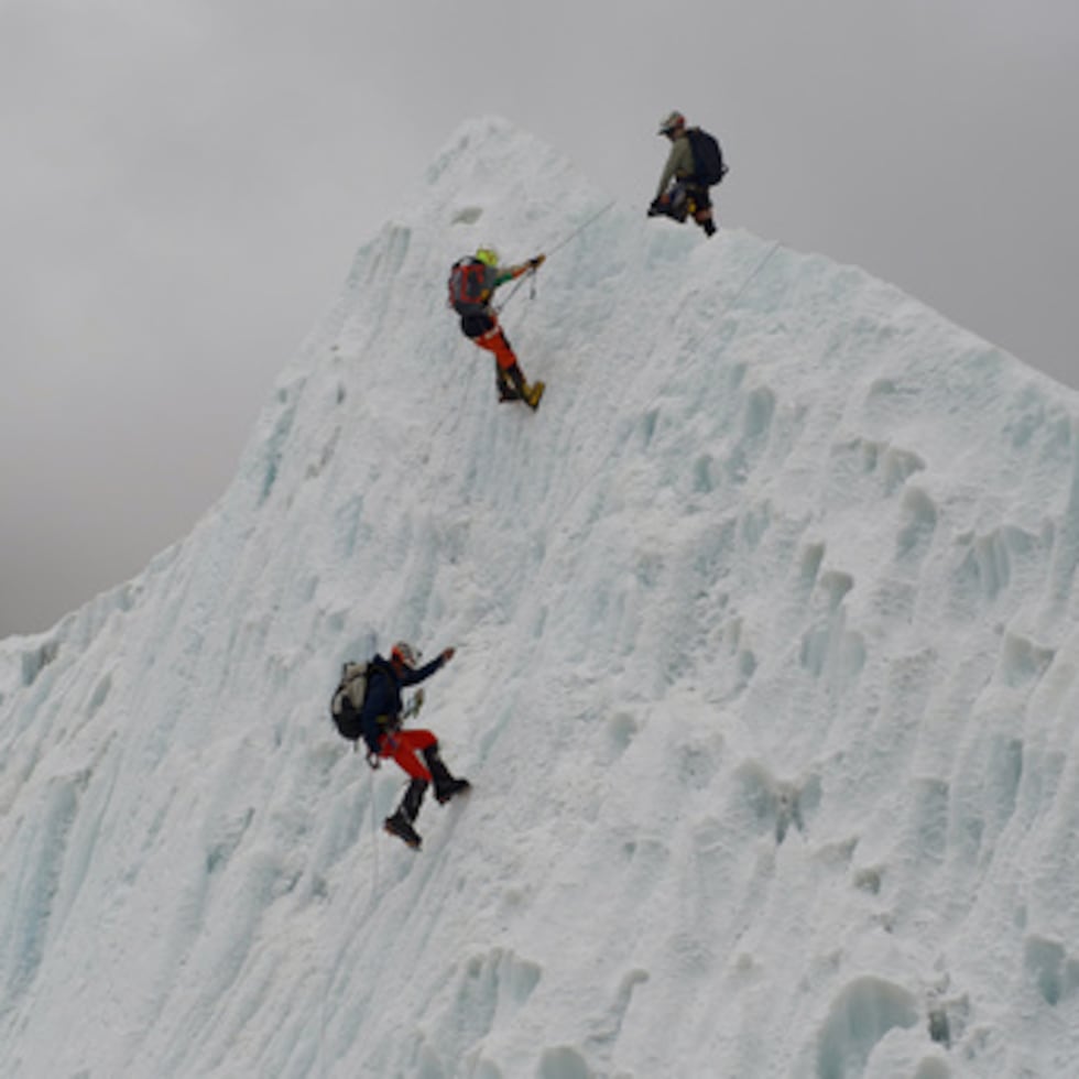 Montañeros practican en la cascada helada de Khumbu mientras se preparan para subir a la cima del monte Everest, Nepal.