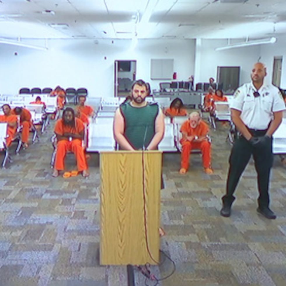 Hisham Abugharbieh, acusado de dos cargos de asesinato en primer grado, comparece ante el tribunal por vídeo el sábado 25 de abril de 2026 en Tampa, Florida.