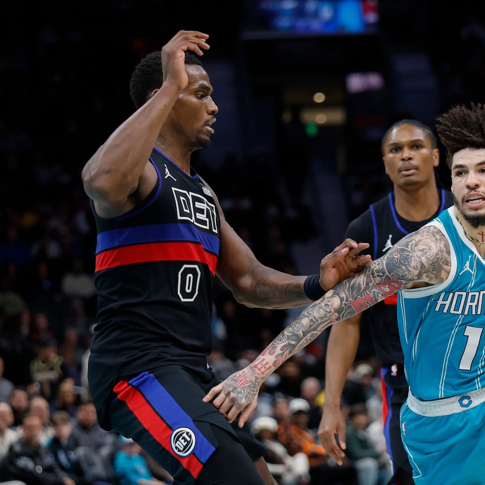 Jalen Duren (0), a la izquierda, ha promediado 13.5 puntos en sus primeras cuatro temporadas en la NBA.